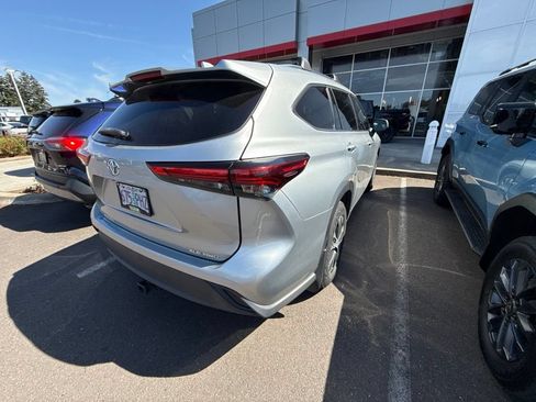 Used 2021 Toyota Highlander XLE AWD/4WD image 5
