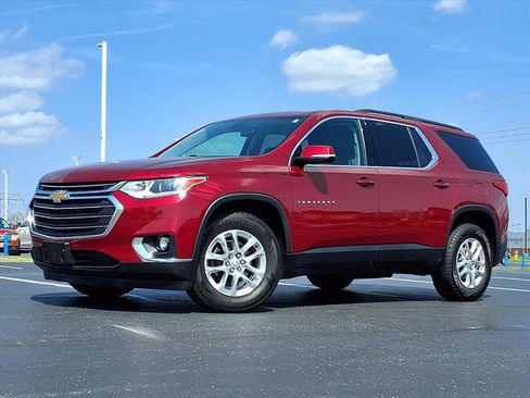 Used 2020 Chevrolet Traverse LT image 2
