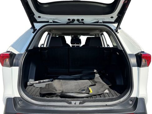 Used 2022 Toyota RAV4 XLE w/ Convenience Package image 9