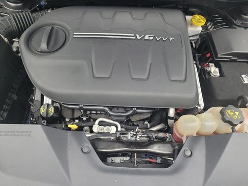 Used 2019 Jeep Cherokee Limited w/ Technology Group FWD image 30