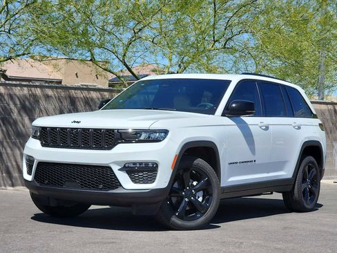 Used 2025 Jeep Grand Cherokee Limited w/ Luxury Tech Group II AWD/4WD image 1