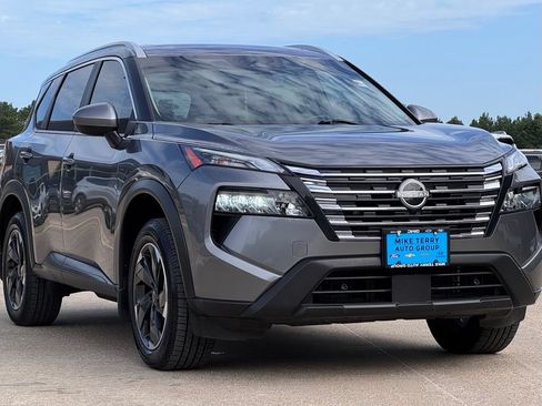 Used 2024 Nissan Rogue SV w/ SV Premium Package FWD image 11