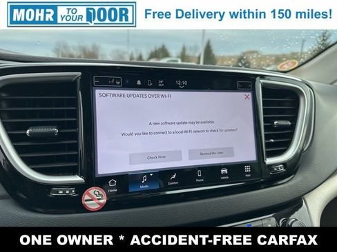 Used 2024 Chrysler Pacifica Touring-L image 16