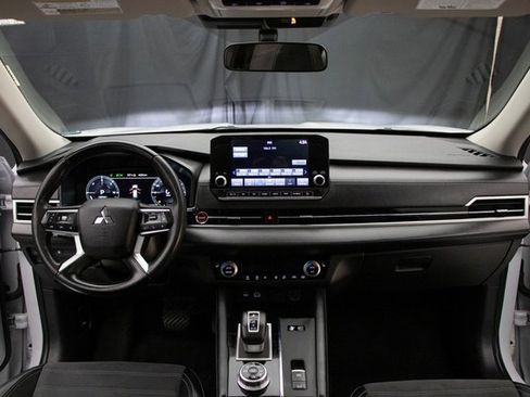 Used 2024 Mitsubishi Outlander SE image 25