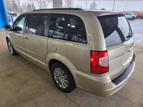 Used 2013 Chrysler Town & Country Touring-L w/ Driver Convenience Group image 19
