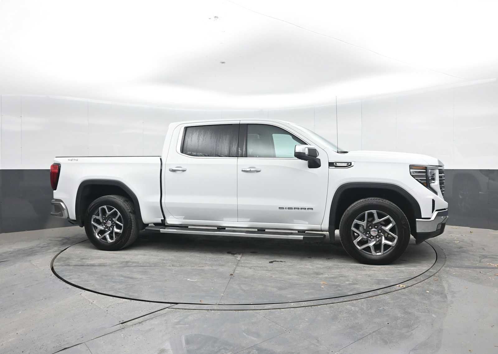 Used 2024 GMC Sierra 1500 SLT w/ SLT Premium Plus Package AWD/4WD image 9