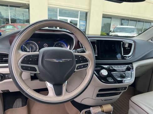 Used 2019 Chrysler Pacifica Limited image 8