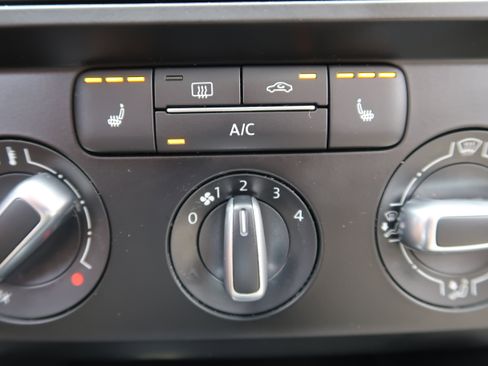 Used 2017 Volkswagen Jetta SE FWD image 19