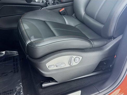 Certified 2025 Porsche Macan AWD/4WD image 13