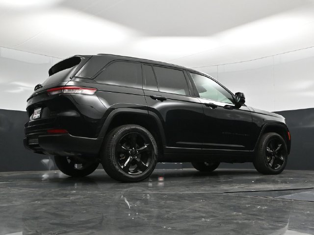 Used 2023 Jeep Grand Cherokee Limited w/ Black Appearance Package AWD/4WD image 58