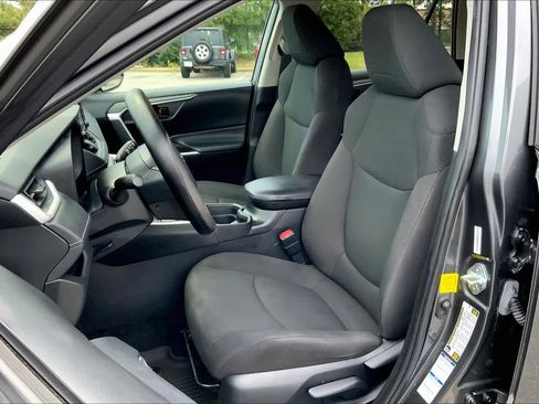 Used 2021 Toyota RAV4 LE image 8