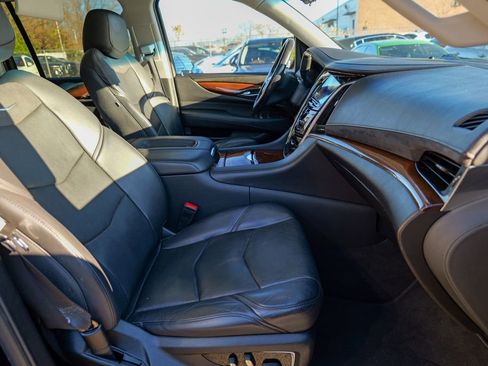 Used 2020 Cadillac Escalade ESV Luxury image 37
