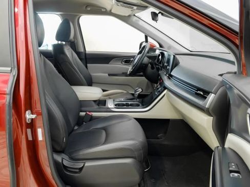 Used 2023 Kia Carnival LX FWD image 44