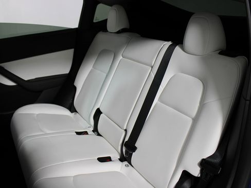 Used 2022 Tesla Model Y Long Range image 22