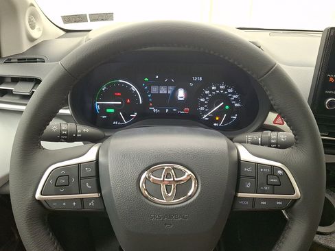 Used 2026 Toyota Sienna XLE FWD image 11