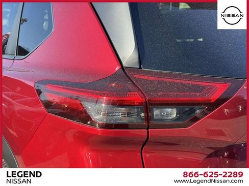 Used 2023 Nissan Rogue S image 11