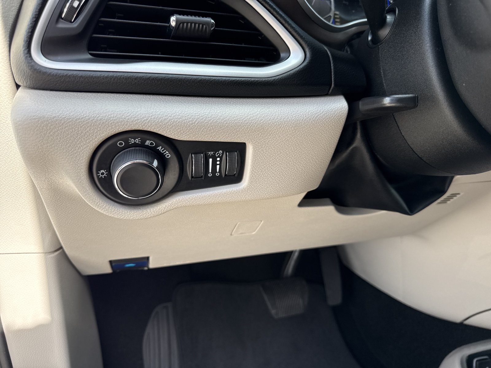 Used 2023 Chrysler Voyager LX FWD image 16