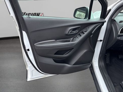 Used 2019 Chevrolet Trax LT w/ LT Convenience Package image 22