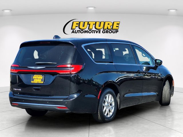 Used 2024 Chrysler Pacifica Touring-L FWD image 4