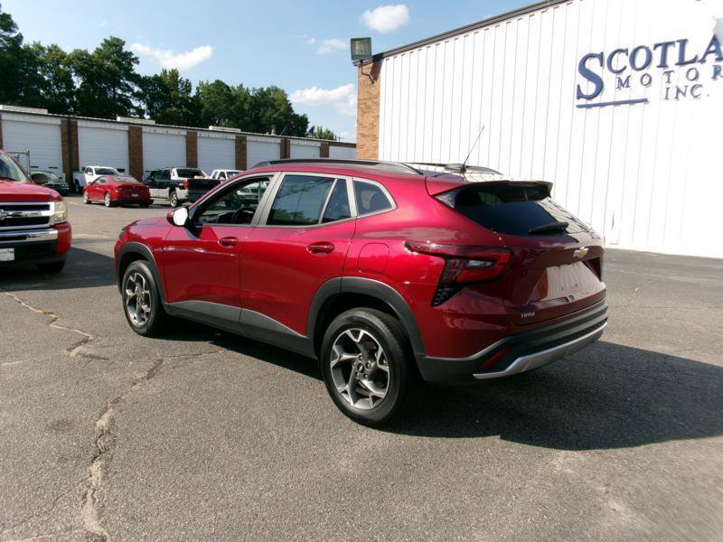 Used 2025 Chevrolet Trax LT w/ LT Convenience Package FWD image 8