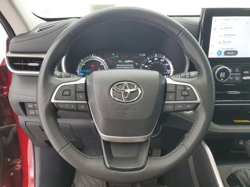 Used 2024 Toyota Highlander XLE image 25