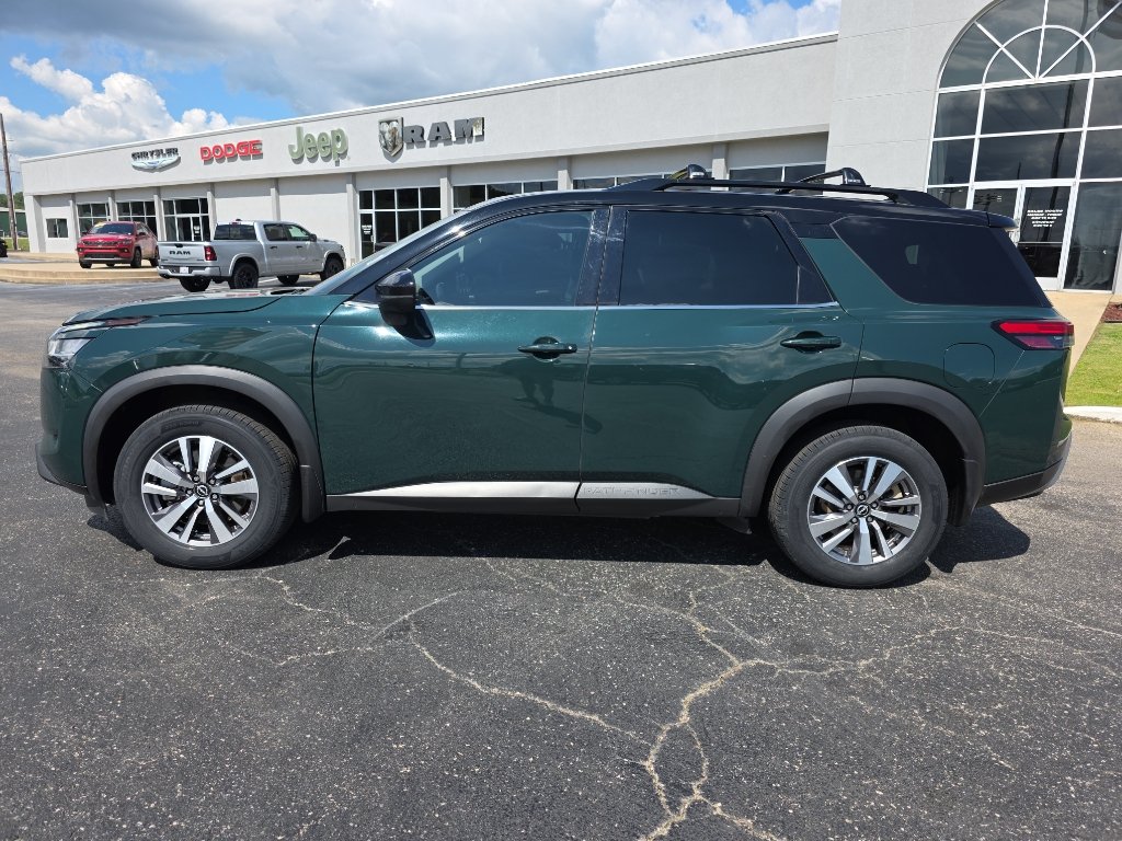 Used 2023 Nissan Pathfinder SL w/ Lighting Package (N92) FWD image 9