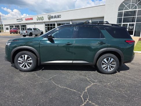Used 2023 Nissan Pathfinder SL w/ Lighting Package (N92) FWD image 9