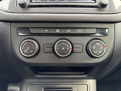 Used 2018 Volkswagen Tiguan Limited image 19