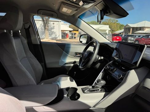 Used 2023 Toyota Venza LE AWD/4WD image 29