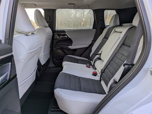 New 2025 Mitsubishi Outlander SE image 15