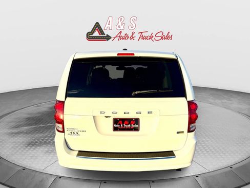 Used 2018 Dodge Grand Caravan SE w/ UConnect Hands-Free Group image 5