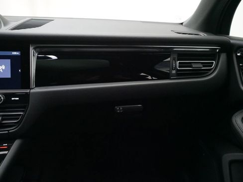 Certified 2026 Porsche Macan image 16