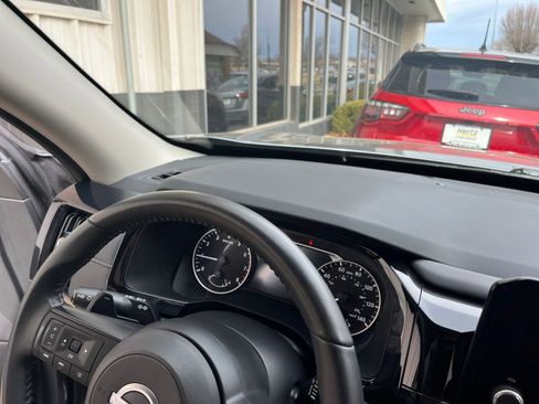 Used 2025 Nissan Pathfinder SV image 37