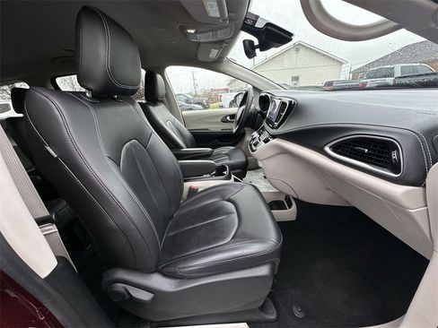 Used 2023 Chrysler Pacifica Touring-L image 24