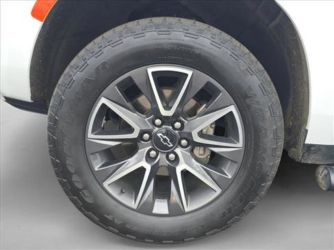 Used 2022 Chevrolet Suburban Z71 w/ Luxury Package image 25