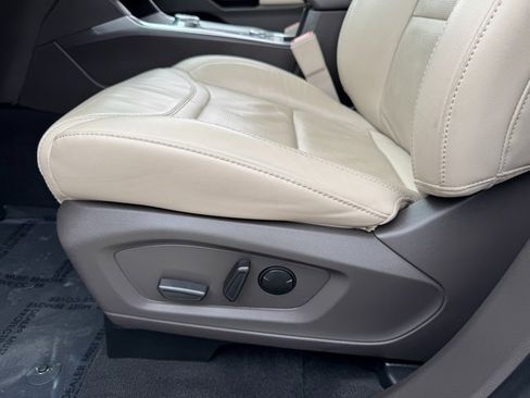 Used 2022 Ford Explorer Platinum w/ Technology Package image 15