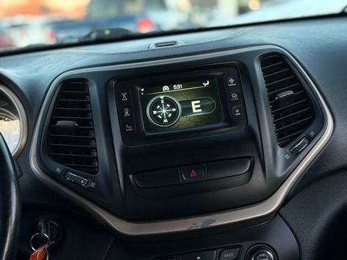 Used 2018 Jeep Cherokee Altitude image 21