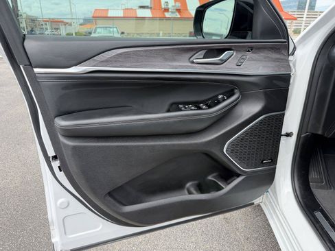 Used 2023 Jeep Grand Cherokee Overland w/ Luxury Tech Group IV RWD image 12