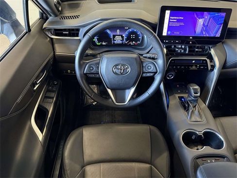 Used 2023 Toyota Venza image 4