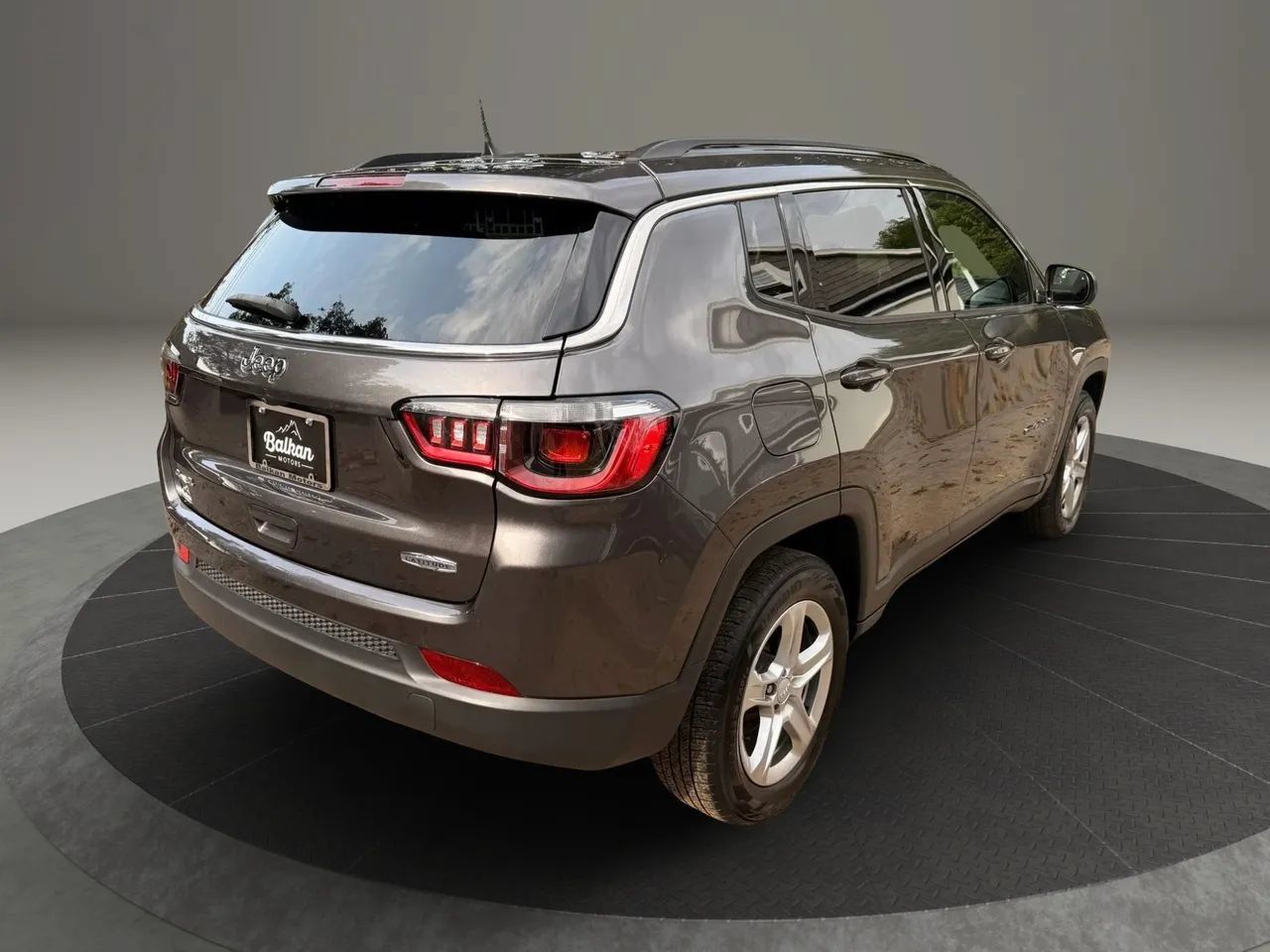 Used 2023 Jeep Compass Latitude w/ Convenience Group AWD/4WD image 4