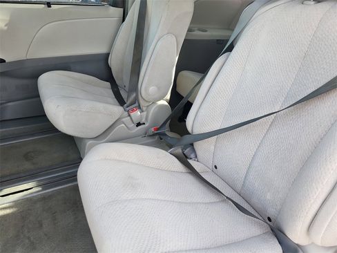 Used 2012 Toyota Sienna LE image 14