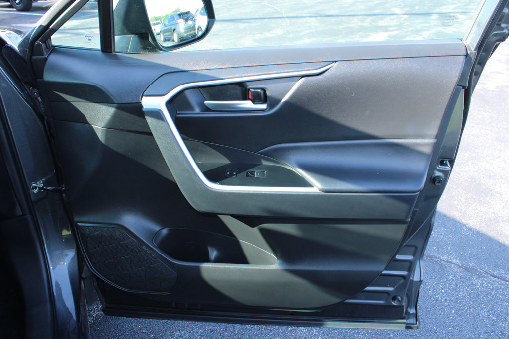 Used 2025 Toyota RAV4 XLE FWD image 29