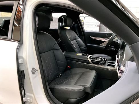 Used 2023 BMW i7 xDrive60 w/ Executive Package 2 AWD/4WD image 10