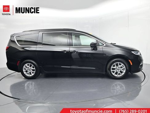 Used 2022 Chrysler Pacifica Touring-L FWD image 1
