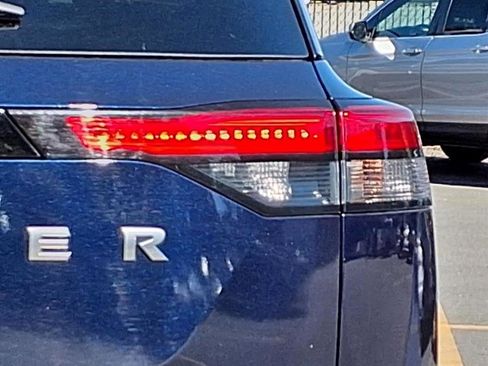 Used 2024 Nissan Pathfinder SV image 8