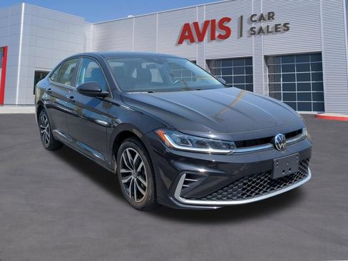 Used 2025 Volkswagen Jetta SE FWD image 3