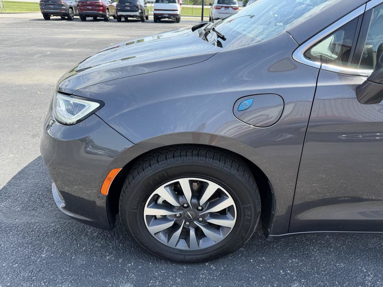Used 2021 Chrysler Pacifica Touring-L FWD image 11