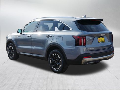 Certified 2025 Kia Sorento S w/ Panoramic Sunroof Package image 5
