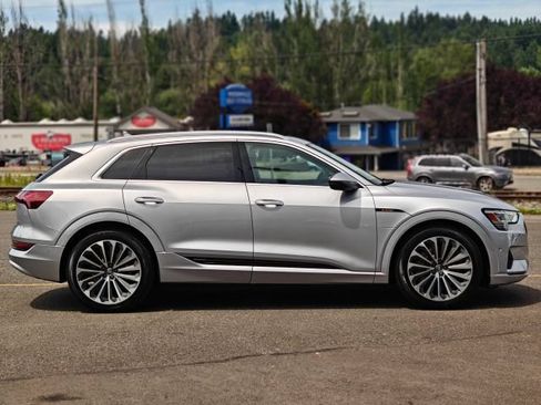 Used 2019 Audi e-tron Prestige w/ Prestige Package AWD/4WD image 24