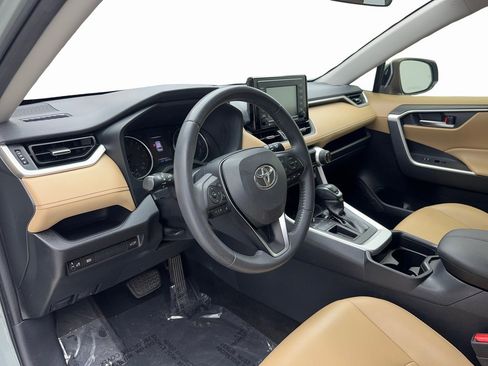 Used 2020 Toyota RAV4 XLE Premium image 15